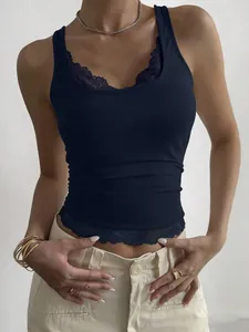 Detailansicht eines dunkelblauen Tanktops mit elegantem Spitzenbesatz für Damen