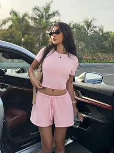Ensemble deux pièces rose pour femme avec crop top ajusté et short à cordon
