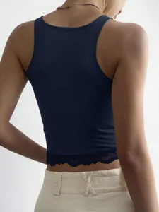 Rückansicht eines marineblauen Slim-Fit-Tops mit feinen schwarzen Spitzenverzierung.