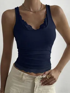 Detail eines dunkelblauen engen Tops mit Spitzenbesatz und geraffter Taille.