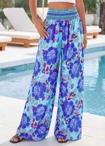 Gros plan sur le motif floral bleu du pantalon d'été à taille haute et jambe large