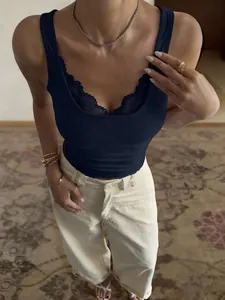 Detailansicht des dunkelblauen Slim-Fit-Tanks mit feiner Spitze am Ausschnitt für Damen
