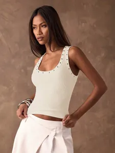 Detailansicht eines Y2K gerippten Tanktops mit stylischen Metallösen-Verzierungen