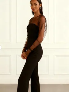 Combinaison noire élégante avec manches longues en mesh et une silhouette ajustée
