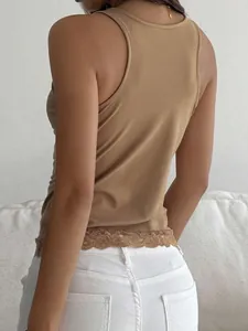 Detailansicht der Rückseite eines khakifarbenen Tanktops mit Spitzenbesatz