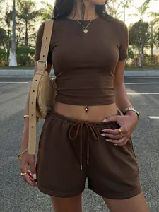 Ensemble haut court marron à manches courtes et short à cordon assorti pour femme en plein air