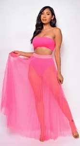 Ensemble 3 pièces rose vif avec jupe longue en tulle plissé et haut bandeau chic.