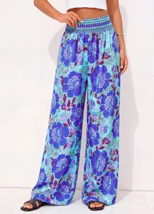 Vue détaillée d'un pantalon fluide pour femme à taille haute et imprimé floral pour l'été.