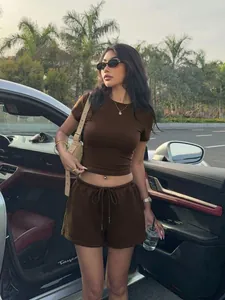 Vue détaillée de l'ensemble haut court ajusté et short marron à cordon pour femme