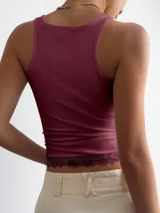 Detaillierte Rückansicht eines burgunderroten Racerback-Tops mit Spitzenbesatz am Saum.