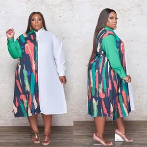 Stijlvolle dames plus size overhemdjurk met abstract patroon en witte splitsing