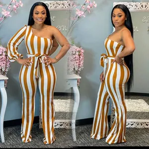 Zij- en vooraanzicht van een gele gestreepte jumpsuit met één schouder