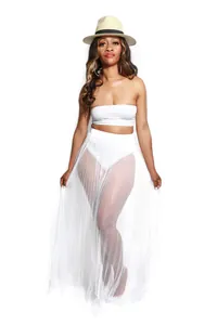 Élégant ensemble de maillot de bain 3 pièces blanc avec haut bandeau et jupe plissée en mesh