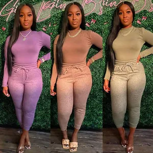 Driedelig kleurendisplay van dames tweedelige set met top met lange mouwen en broek