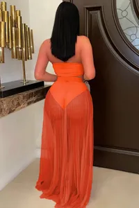 Vue arrière d'un ensemble orange trois pièces avec jupe longue plissée en mesh fin