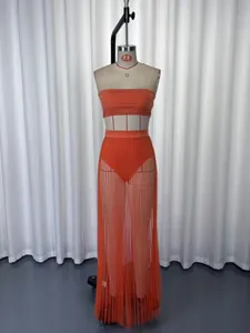 Détail de l'ensemble trois pièces avec jupe en tulle plissé de couleur orange vif.