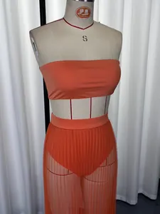 Gros plan sur l'ensemble de maillot orange trois pièces avec jupe en tulle plissée