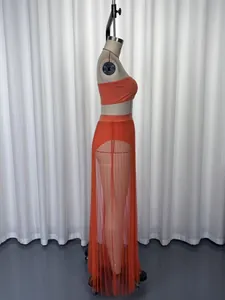 Vue latérale de l'ensemble 3 pièces orange avec jupe longue en mesh plissé et bandeau