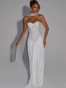 Elegante witte avondjurk met lovertjes, korset, bijpassende sjaal en gedrapeerde rok
