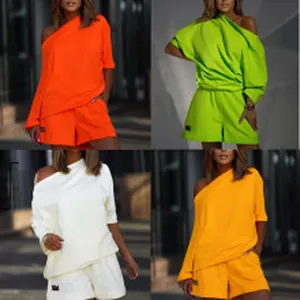 Vier kleurvarianten van neon tweedelige loungeset met off-the-shoulder top en short