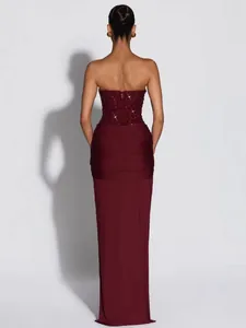 Luxe bordeauxrode strapless avondjurk met pailletten en een lange gerimpelde rok
