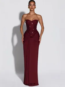 Elegante bordeauxrode strapless avondjurk met pailletten korset en gedrapeerde lange rok