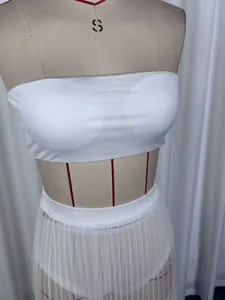 Vue détaillée de l'ensemble trois pièces blanc avec jupe plissée en maille.
