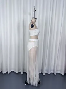 Vue latérale d'un ensemble de maillot de bain trois pièces blanc avec jupe plissée