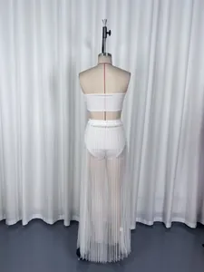 Détail d'un ensemble de maillot de bain 3 pièces blanc avec longue jupe en tulle plissée.
