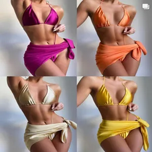 Glanzende driedelige bikiniset met bijpassende sarong in diverse levendige zomerkleuren