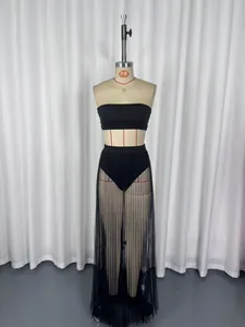 Détail d'un ensemble trois pièces avec jupe en résille plissée noire sur mannequin