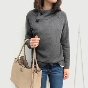 Casual grijze sweatshirt met lange mouwen, decoratieve knoopsluiting en raglanmouwen.