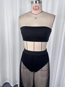 Détail d'un ensemble de maillot de bain noir 3 pièces avec jupe longue plissée en mesh
