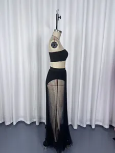 Profil latéral d'un ensemble noir 3 pièces avec jupe longue en mesh sur un mannequin