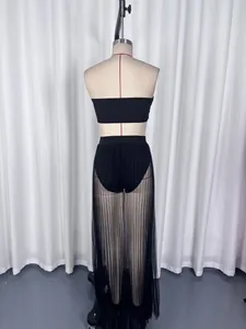 Vue arrière détaillée du bandeau noir et de la jupe longue plissée en mesh trois pièces.