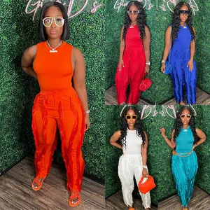 Vista multicolor del conjunto de top sin mangas y pantalones con flecos para mujer