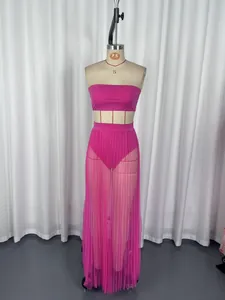 Détail de l'ensemble de maillot de bain rose trois pièces avec jupe longue plissée