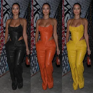 Conjunto de top halter y pantalones acampanados de cuero PU en negro, naranja y amarillo