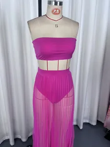 Vue détaillée de l'ensemble de maillot de bain magenta avec jupe en mesh plissée.