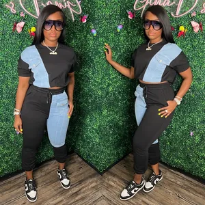 Completo streetwear da donna in patchwork nero e denim con maglia a maniche corte e joggers.