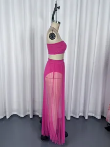 Vue de profil de l'ensemble rose 3 pièces avec jupe longue en tulle plissé sur mannequin