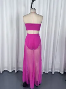 Vue arrière d'un ensemble trois pièces rose vif avec jupe longue plissée en mesh