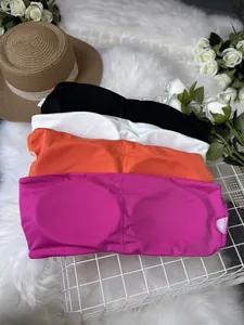 Détail de quatre hauts bandeau sans bretelles colorés avec coussinets amovibles