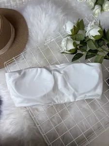 Vue détaillée d'un haut de maillot de bain bandeau blanc avec coussinets amovibles sur grille