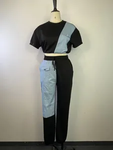 Vista dettagliata del completo da donna in due pezzi con design patchwork nero e denim