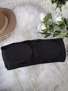 Vue détaillée d'un haut bandeau de maillot de bain noir avec coussinets amovibles