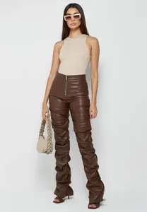 Elegantes pantalones de campana de cuero sintético marrón con frunces y cremallera frontal