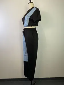 Vista laterale del completo due pezzi da donna con crop top e pantaloni in denim