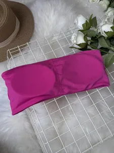 Vue détaillée d'un haut de maillot de bain bandeau fuchsia avec coussinets amovibles