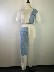 Dettaglio completo a due pezzi patchwork bianco e denim con felpa e pantaloni sportivi